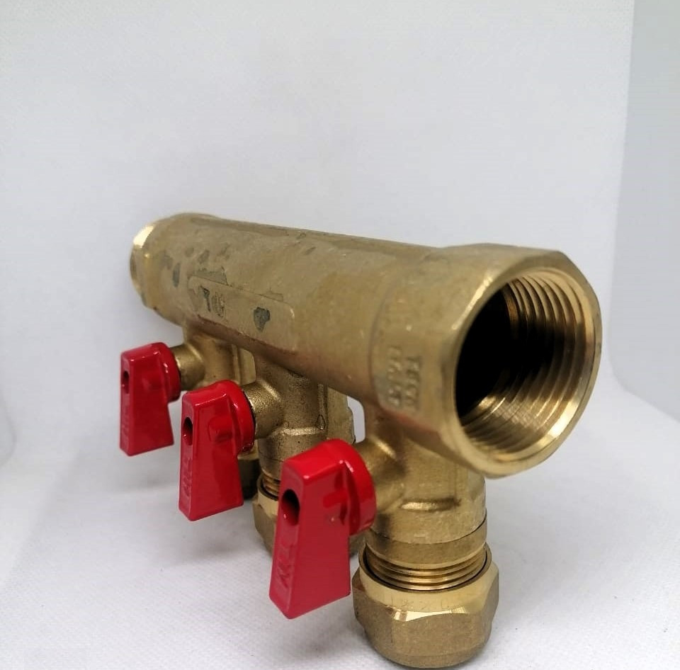 Сантехнический коллектор с шаровыми кранами TIM 1" - ф 20 цанга / 3вых., 200-1(3)-20